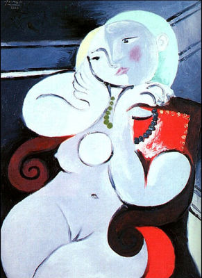 Donna nuda su una poltrona rossa